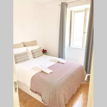 Apartment 32 2 - Heart Of Private Apartment, Bairro Alto Lisbon